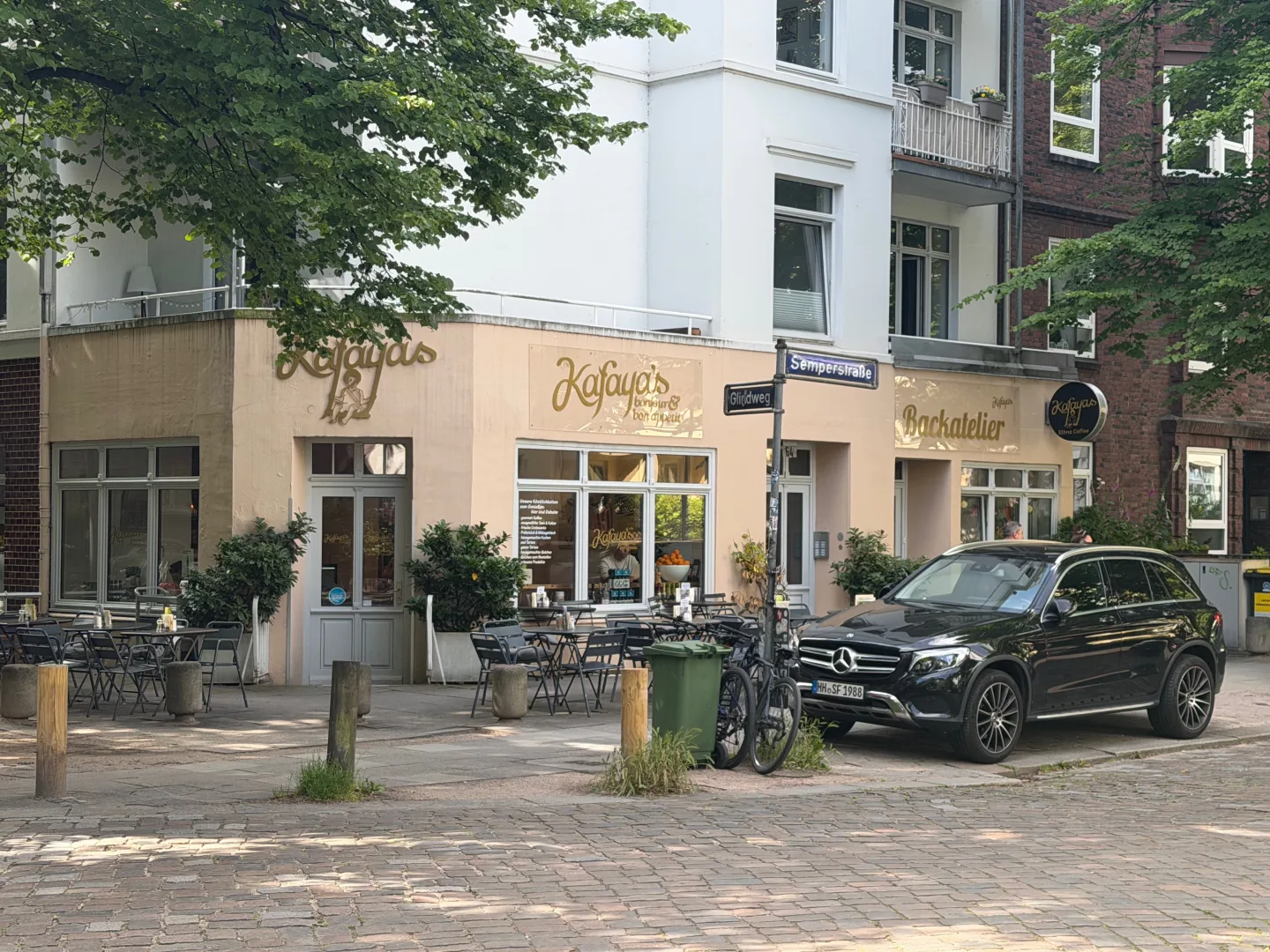 Kafaya’s mit Tischen vor dem Café an der Ecke Semperstraße und Glindweg